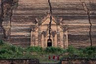 Drie monniken beklimmen de trappen van de Mingun Pagoda ten noorden van Mandelay van Wout Kok thumbnail