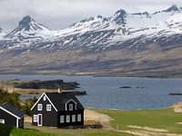 Zwart houten huisje IJsland