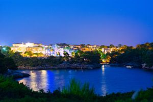 Cala Ferrera bij nacht
