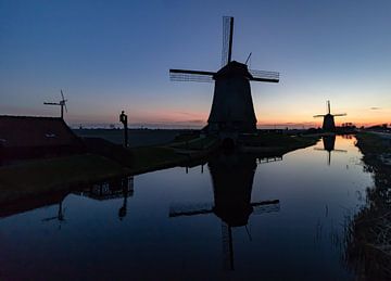 De molens bij Schermerhorn tijdens zonsondergang van Paul Veen