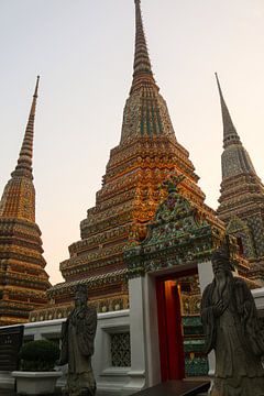 Eerste ingangszicht van Phra Chedi Rai met twee bewakers van kall3bu