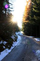 La route de la montagne vers le soleil