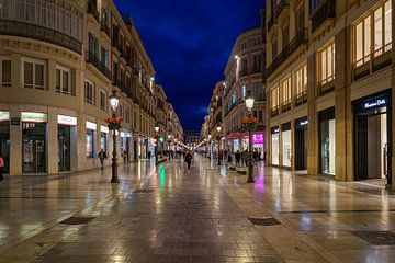 Calle Larios, dé winkelstraat van Malaga, in de avond.
