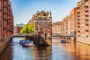 Ausflugsboote in der Speicherstadt in Hamburg