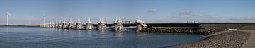 Panorama foto van Neeltje Jans de 9 km lange stormvloedkering sluit de Oosterschelde af bij dreigend hoogwater van W J Kok