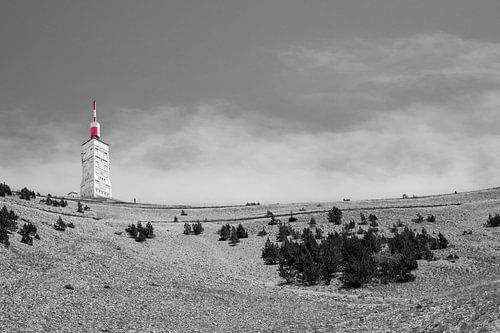 Het zendstation als kleurrijk baken op de Mont Ventoux