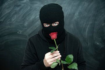 Criminel avec rose