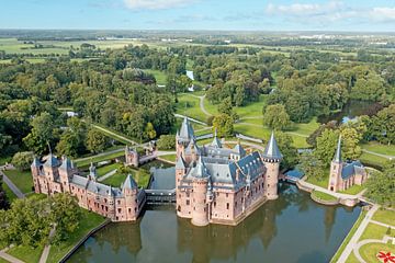 Luchtfoto van het historische kasteel de Haar in Haarzuilens Nederland van Eye on You