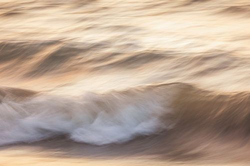 Le mouvement des vagues en tant qu'art sur la plage de Texel