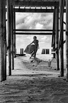 Moody beach day with a dancer van Corine de Ruiter