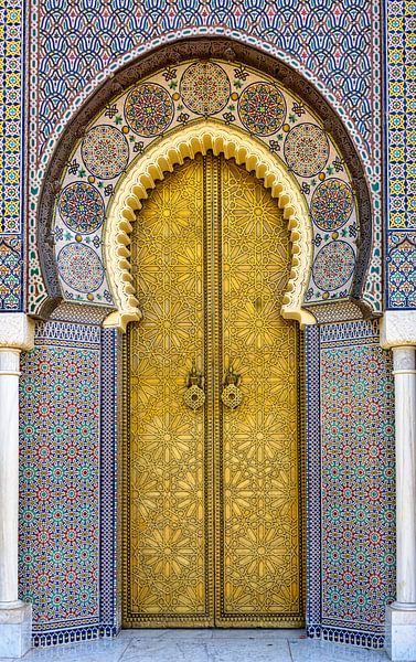 Koperen deur van het koninklijk paleis in Fes, Marokko van Rietje Bulthuis