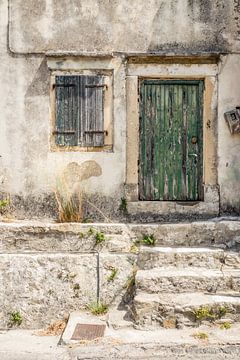 Alte grüne Tür mit Treppe in Griechenland von Art By Dominic
