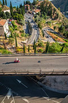 bergpad met rode scooter in Puglia van Eric van Nieuwland