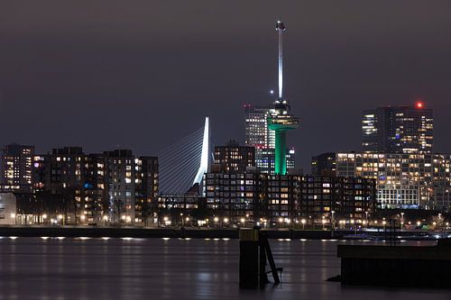 De skyline van Rotterdam met de Erasmusbrug en Euromast