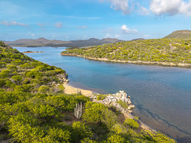 Eine ruhige Bucht zwischen den Hügeln von Bonaire von Thomas Röell
