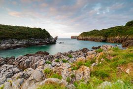 à la plage de Buelna, le long de la côte de la région espagnole des Asturies sur gaps photography