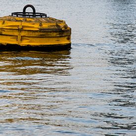 Une bouée flotte, solitaire, à sa place sur scheepskijkerhavenfotografie