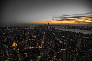 De skyline van New York City met het One World Trade Centre bij nacht van Stefan Wanning