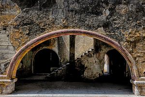 Treppe im Innenhof einer Ruine