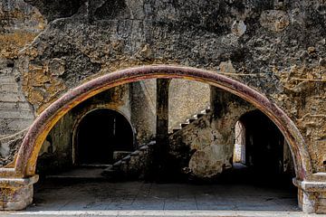 Trappen op de binnenplaats van een ruïne van Tilo Grellmann