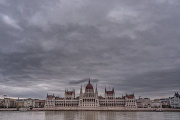 The Hungarian Parliament building in Budapest by Thijs van Laarhoven