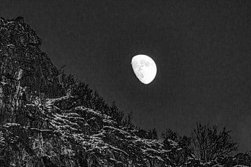 Maan boven besneeuwd landschap Lofoten Noorwegen van Mischa Corsius