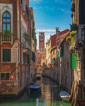 Stadtbild von Venedig, Kanal und Glockenturm