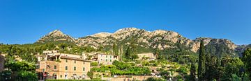 Paysage de montagne idyllique du village de Deia sur Alex Winter