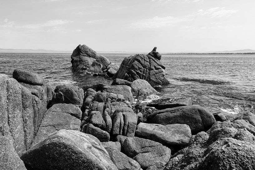 Felsen im großen Ozean - Schwarz / Weiß (D) von Remco Bosshard