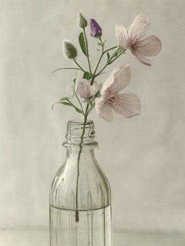 Stilleven met bloemen in pastelkleuren in Japandi stijl