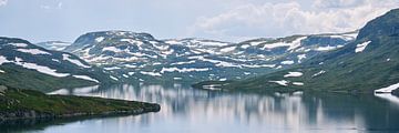 Panoramalandschaft mit Bergen und Wasser in Norwegen von Lampe Productions