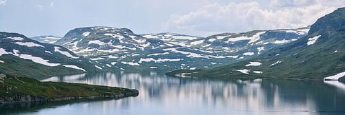 Paysage panoramique de montagnes et d'eau en Norvège
