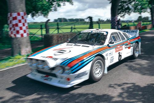 Lancia Rally 037 klassieke rally auto rijdend op hoge snelheid