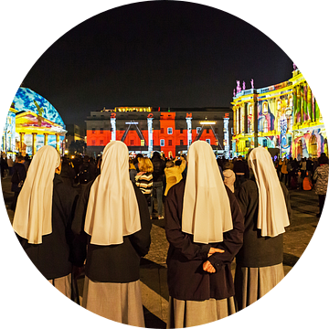 Vier nonnen bezoeken de Berlijnse Bebelplatz van Frank Herrmann