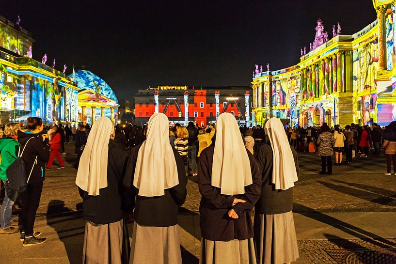 Vier Nonnen besuchen den Berliner Bebelplatz von Frank Herrmann