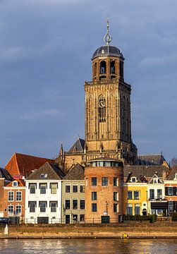 Avondzon op de Lebuinuskerk in Deventer, Nederland
