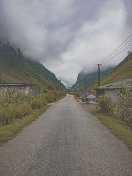 Verlaten straat in niemandsland - Ha Giang Loop Vietnam, Azië van Danny Vermeulen