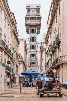 Châtaignes sucrées à l'ascenseur de Santa Justa à Lisbonne