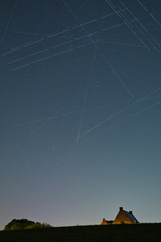 « Douce nuit » avec des traces de satellite