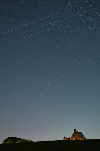 „Stille Nacht“ mit Satellitenspuren