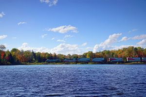 Ein Zug passiert Crow Lake