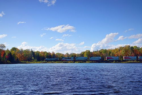 Een trein passeert Crow Lake