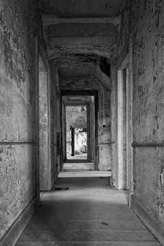 Lieux abandonnés | Urbex Corridor / Couloir en noir et blanc sur Steven Dijkshoorn