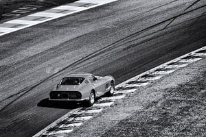 Ferrari 275 GTB voiture de sport classique à Spa Francorchamps en noir et blanc sur Sjoerd van der Wal Photographie