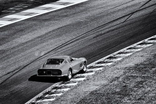 Ferrari 275 GTB voiture de sport classique à Spa Francorchamps en noir et blanc