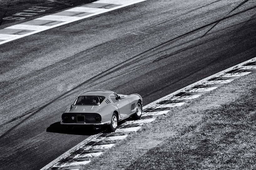 Ferrari 275 GTB klassischer Sportwagen in Spa Francorchamps in schwarz und weiß von Sjoerd van der Wal Fotografie