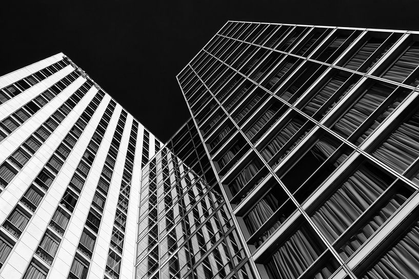 Immeuble de bureaux à Almere en noir et blanc contrasté par Rini Braber