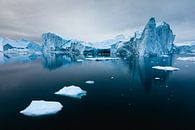 Reflexion Eisberg in tiefen schwarzen Ozean von Martijn Smeets Miniaturansicht