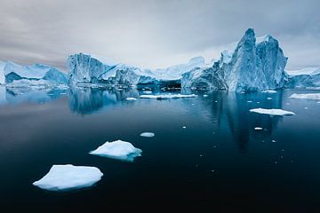 Weerspiegeling ijsberg in diep zwarte oceaan van Martijn Smeets