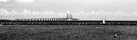 Öresundbrücke (Breitwandfoto . Monochrom) von Norbert Sülzner
